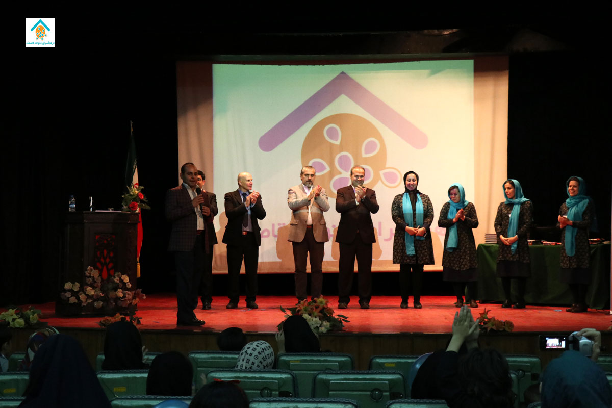 مراسم اهدا گواهی شرکت و تقدیر از سفیران صلح مسابقه صلح جهانی